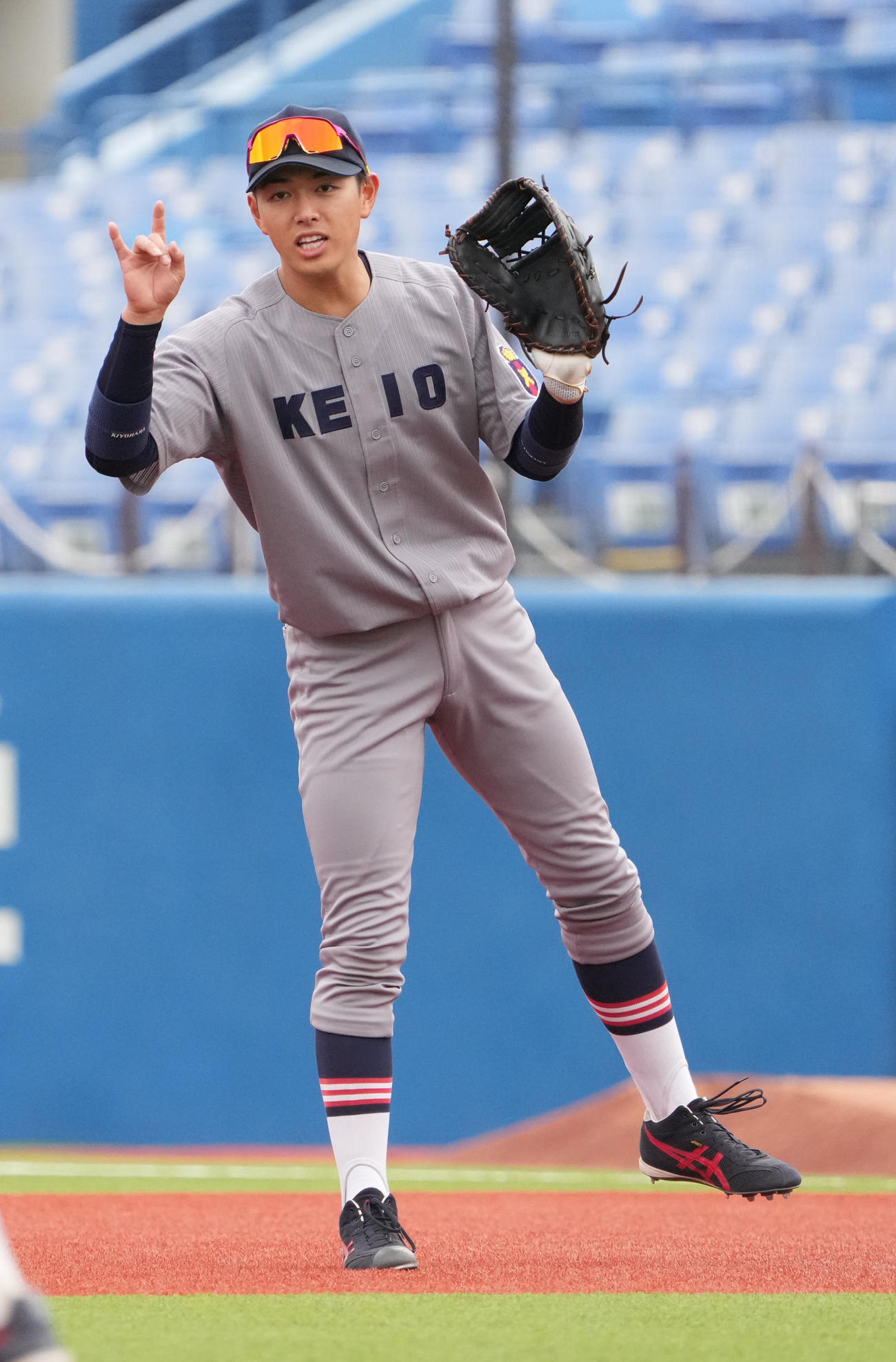 法大対慶大　試合中投手に声を掛ける慶大・清原（2023年4月8日）
