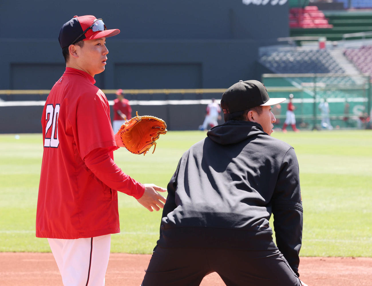 広島対巨人　試合前練習で会話する広島栗林（左）と巨人大勢（撮影・宮地輝）