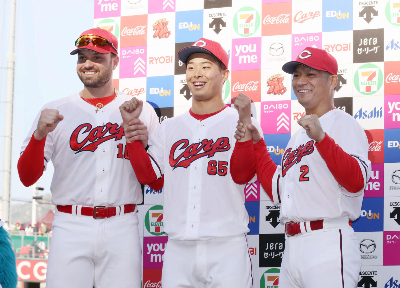 広島対巨人　お立ち台でポーズを決める左からマクブルーム、玉村、田中（撮影・加藤孝規）