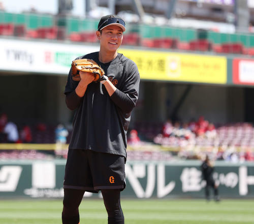 広島対巨人 試合前練習で笑顔を見せる巨人坂本(撮影・宮地輝)