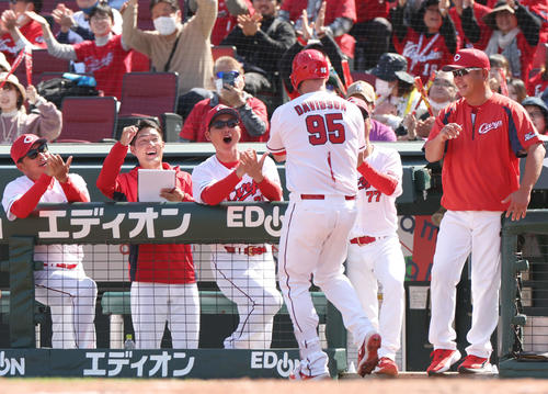 広島対巨人 4回裏広島無死、右越えソロ本塁打を放ったデビッドソン(左から4人目)を迎える新井監督(中央)(撮影・宮地輝)