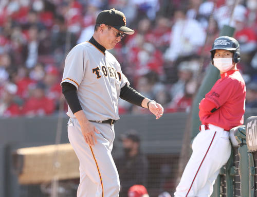 広島対巨人 7回選手交代を伝え、下を向いてベンチに下がる原監督(撮影・宮地輝)