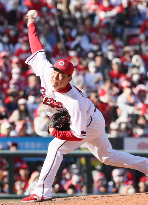 広島対巨人 最後を締めた広島抑えの栗林(撮影・加藤孝規)