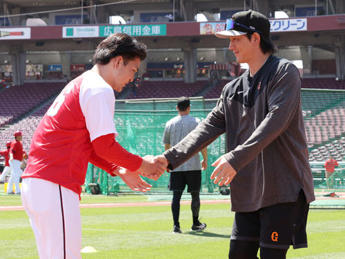 広島対巨人 試合前、広島河野(左)笑顔で握手すると巨人小林(撮影・宮地輝)