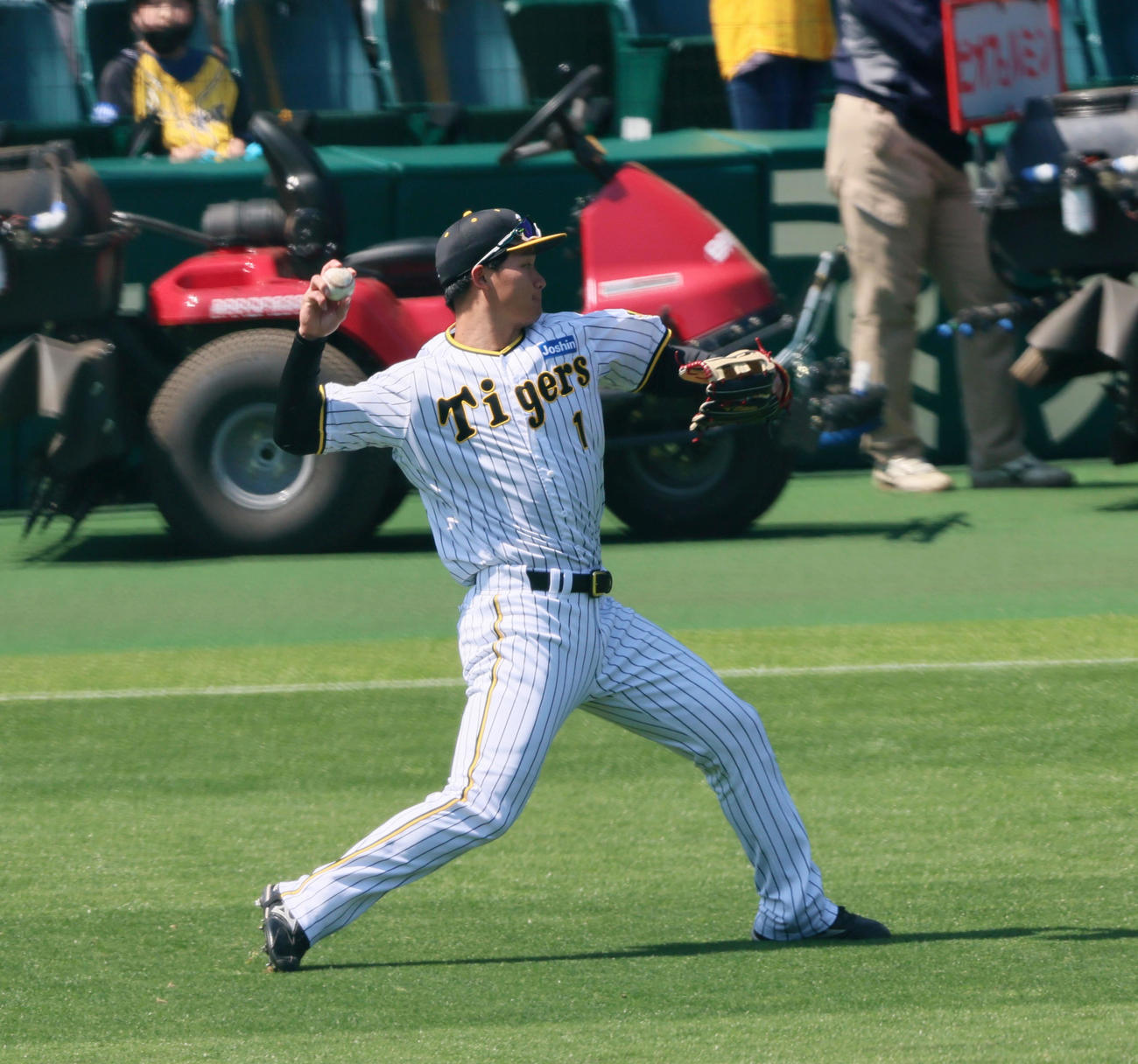 阪神対ヤクルト　右翼でシートノックを行う森下（撮影・加藤哉）