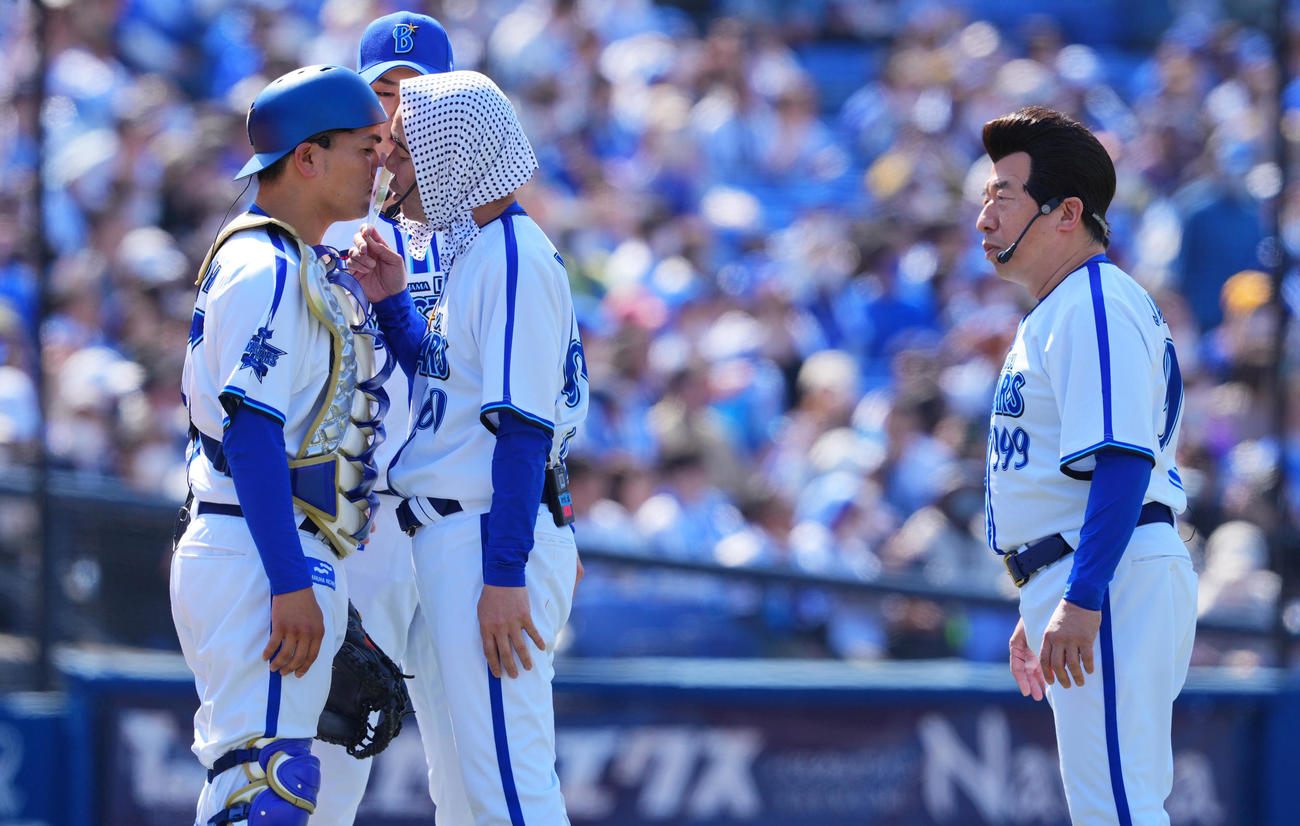 DeNA対中日　試合前セレモニアルピッチで投げるも打者入江大生（左から2人目）に打ち返されたダチョウ俱楽部の肥後克広（中央）は激高し高城俊人ブルペン捕手に詰め寄りキスする。右は寺門ジモン（撮影・垰建太）