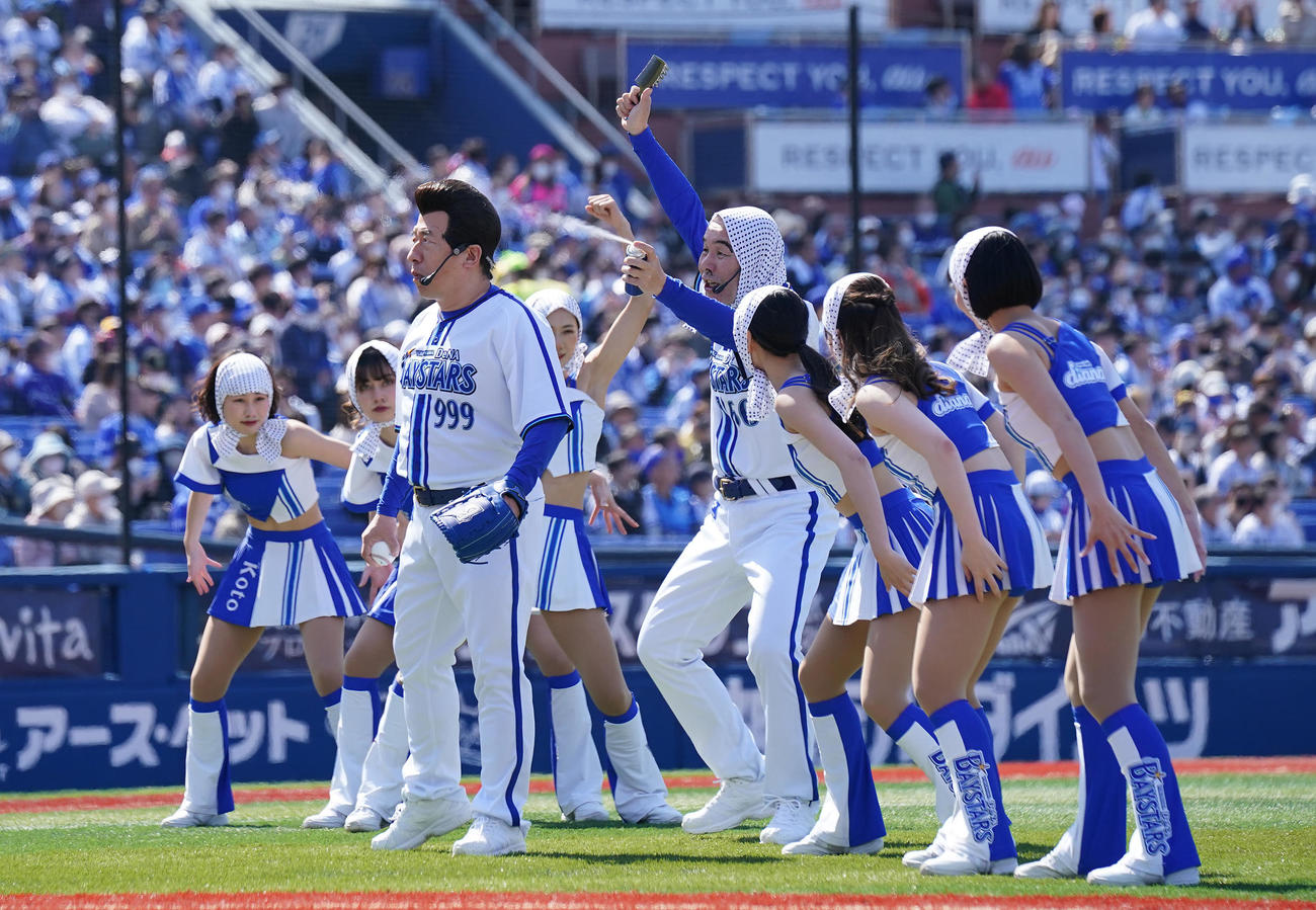 DeNA対中日　試合前セレモニアルピッチにディアーナと登場するダチョウ俱楽部の寺門ジモン（左）と肥後克広（中央）（撮影・垰建太）