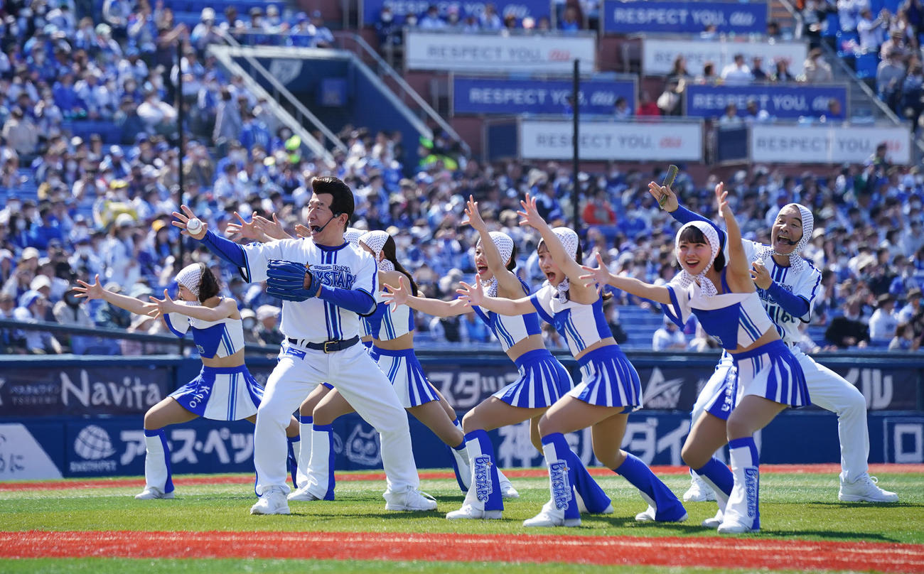 DeNA対中日　試合前セレモニアルピッチにディアーナと登場するダチョウ俱楽部の寺門ジモン（右）と肥後克広（撮影・垰建太）