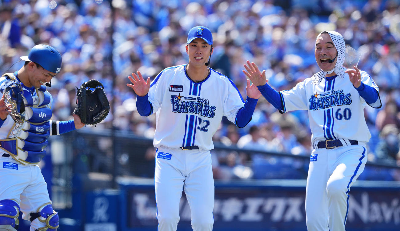 DeNA対中日　試合前セレモニアルピッチで投げるも打者入江（中央）に打ち返されたダチョウ俱楽部の肥後克広（右）は激高するも和解のキスで仲直り（撮影・垰建太）