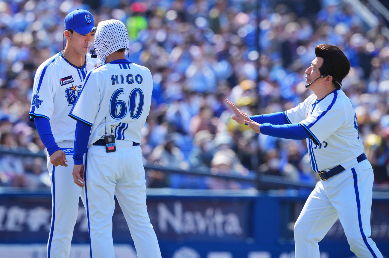 DeNA対中日　試合前セレモニアルピッチで投げるも打者入江大生（左）に打ち返されたダチョウ俱楽部の肥後克広（中央）は激高し顔を近づけ詰め寄りキスする。右は寺門ジモン（撮影・垰建太）