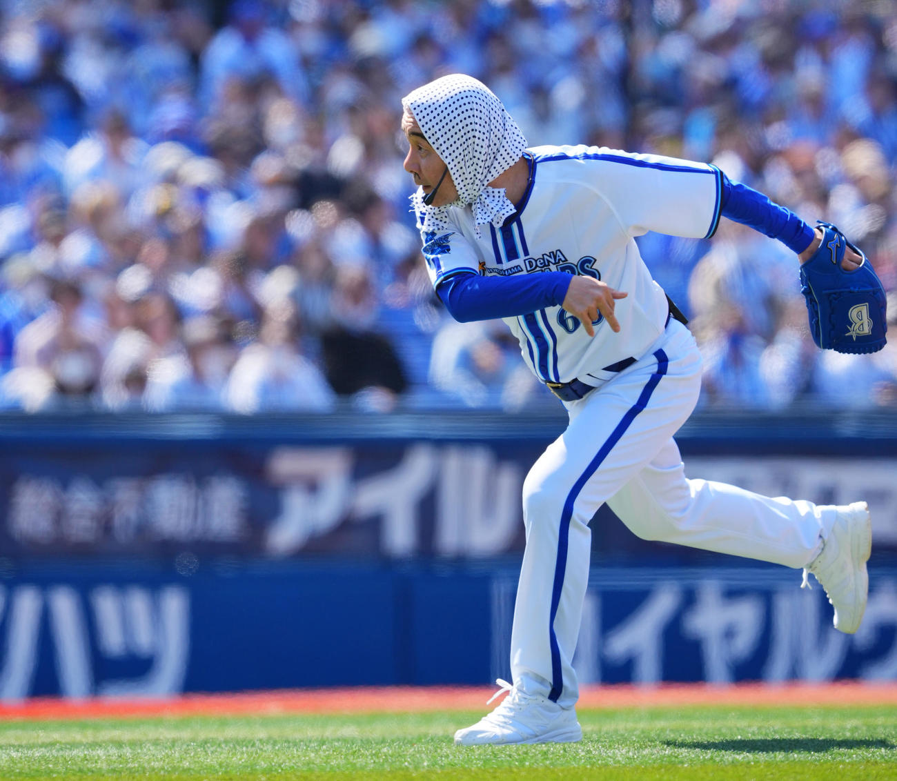 DeNA対中日　試合前セレモニアルピッチで投げるダチョウ俱楽部の肥後克広（撮影・垰建太）