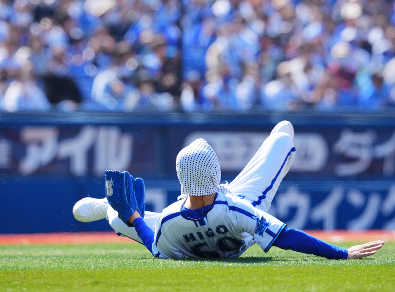 DeNA対中日　試合前セレモニアルピッチで投げるも打者入江に打ち返され打球を避けるダチョウ俱楽部の肥後克広（撮影・垰建太）
