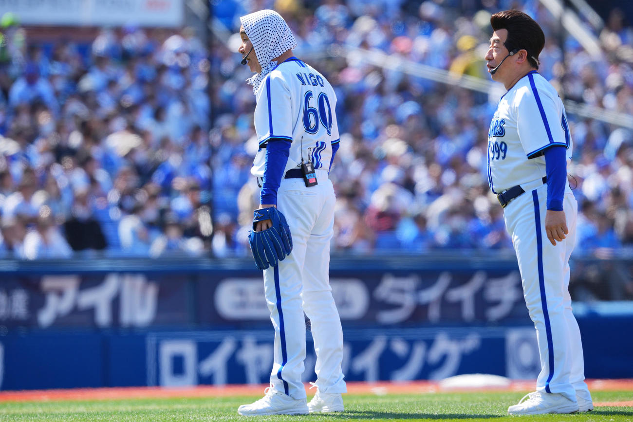 DeNA対中日　試合前セレモニアルピッチで投げるも打者入江大生に打ち返され打球を避けるダチョウ俱楽部の肥後克広（左）と寺門ジモン（撮影・垰建太）