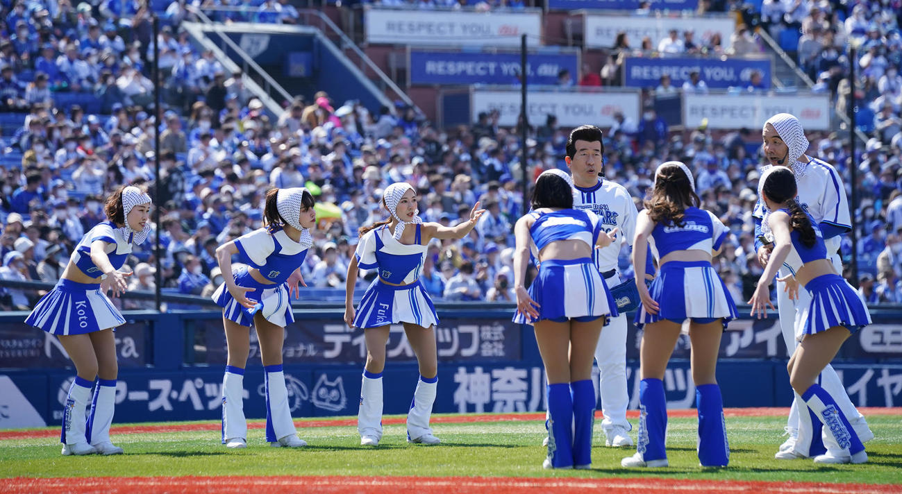 DeNA対中日　試合前セレモニアルピッチにディアーナと恒例の芸を披露するダチョウ俱楽部の寺門ジモン（中央）と肥後克広（右）（撮影・垰建太）