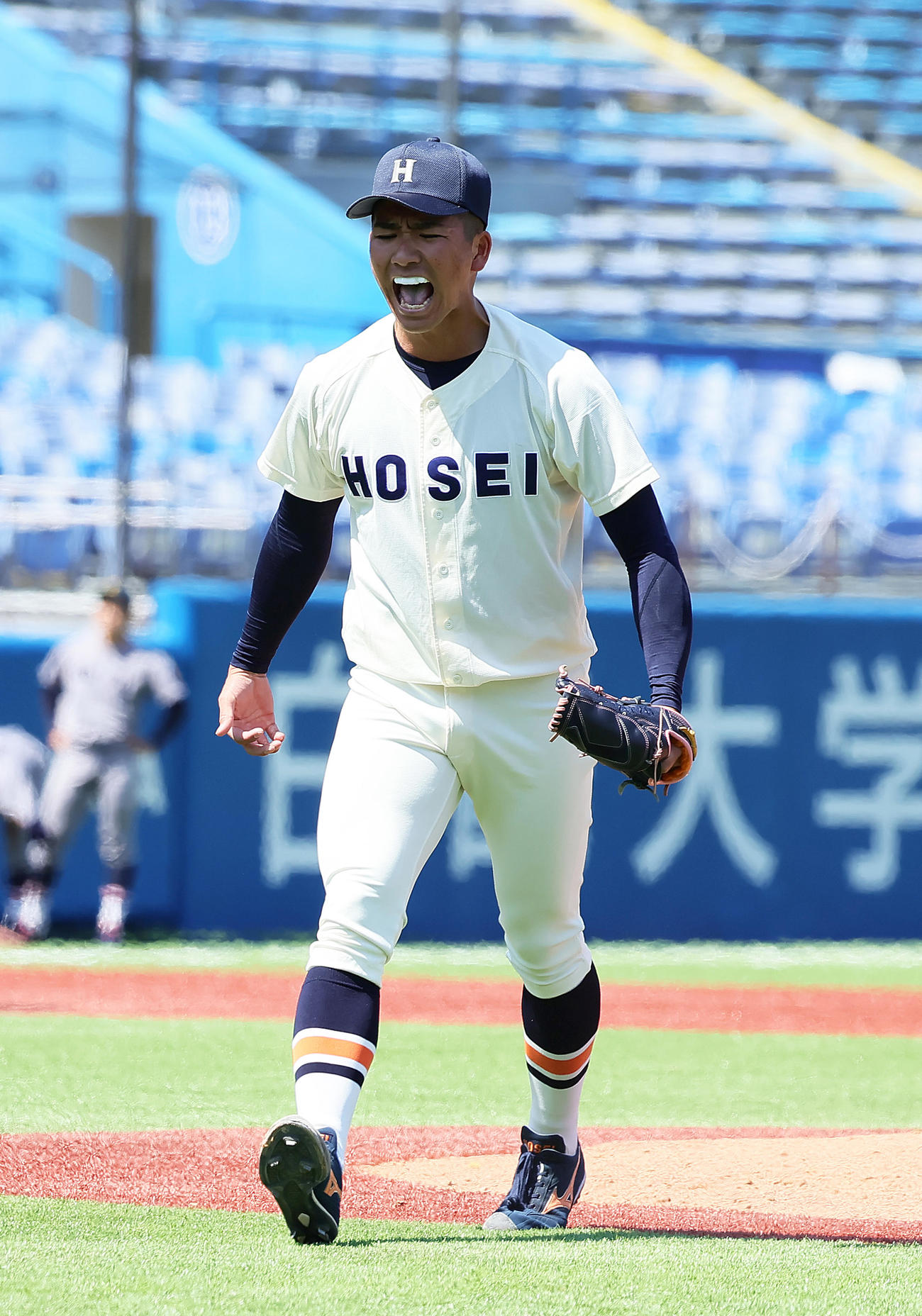 慶大対法大　8回表慶大2死二、三塁、本間を空振り三振に仕留め雄たけびを上げる篠木（撮影・足立雅史）