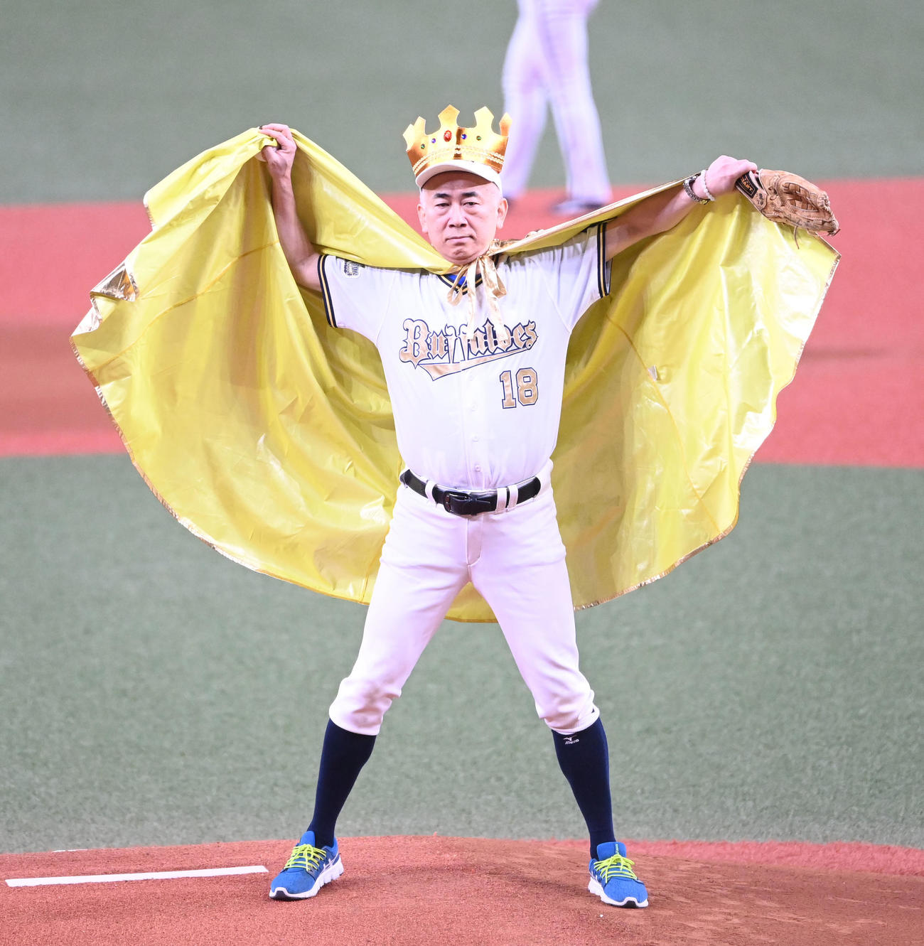 オリックス対日本ハム　始球式を行う大阪観光局の溝畑宏理事長（撮影・和賀正仁）