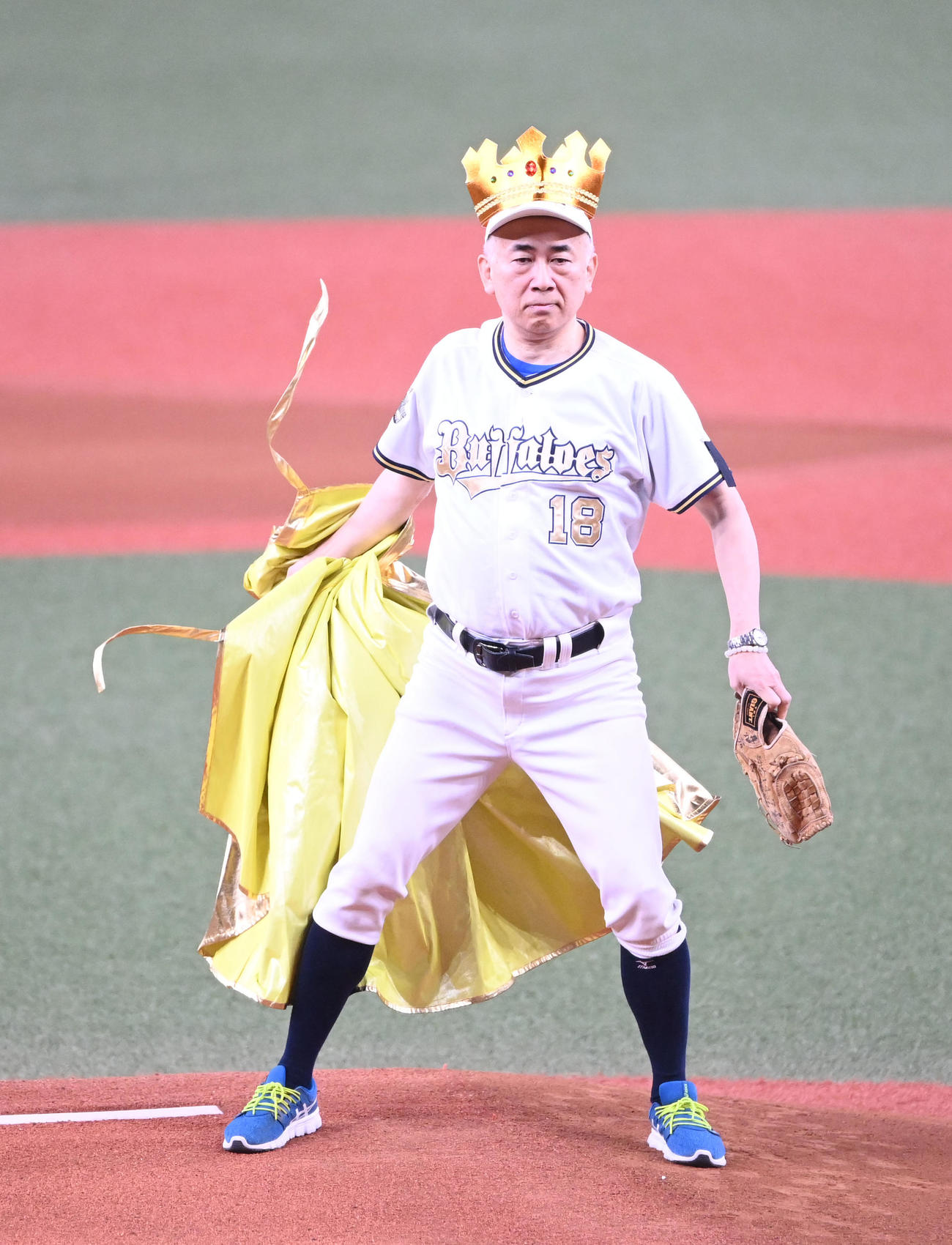 オリックス対日本ハム　始球式を行う大阪観光局の溝畑宏理事長（撮影・和賀正仁）