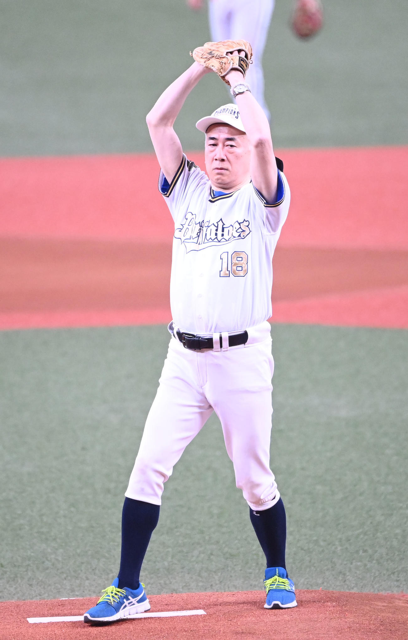オリックス対日本ハム　始球式を行う大阪観光局の溝畑宏理事長（撮影・和賀正仁）