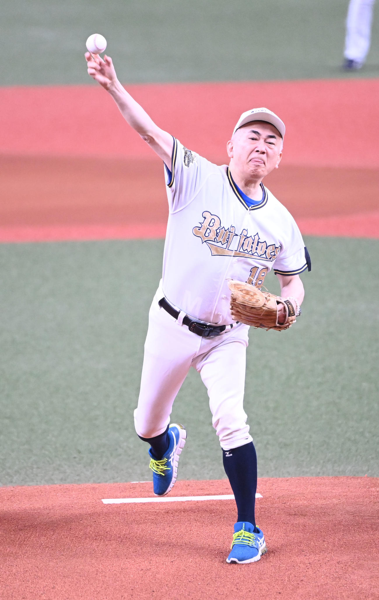 オリックス対日本ハム　始球式を行う大阪観光局の溝畑宏理事長（撮影・和賀正仁）