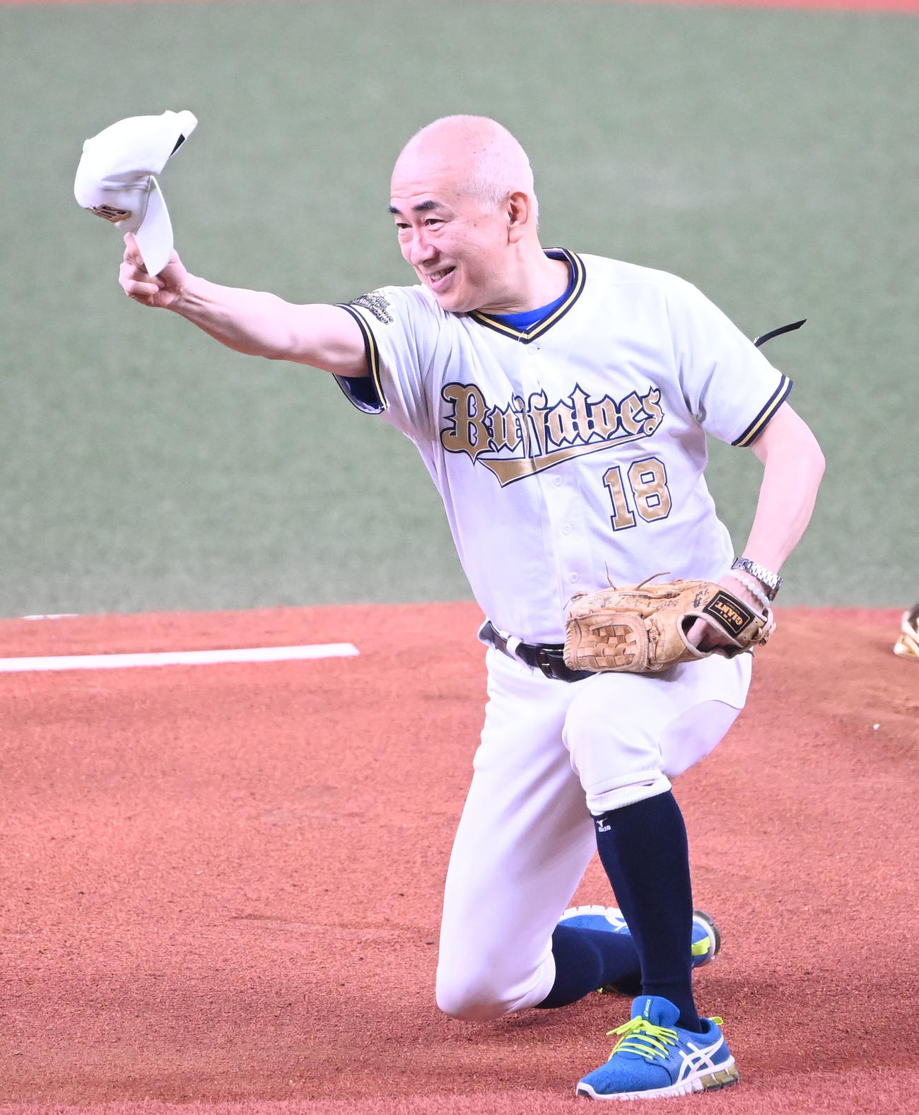 オリックス対日本ハム　始球式を行う大阪観光局の溝畑宏理事長（撮影・和賀正仁）