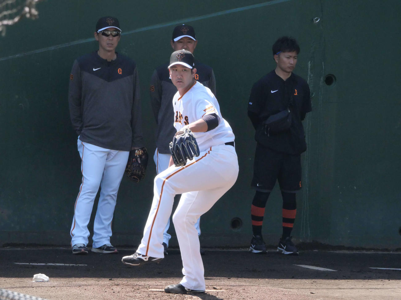 ブルペンで投球練習をする巨人菅野（撮影・上田悠太）