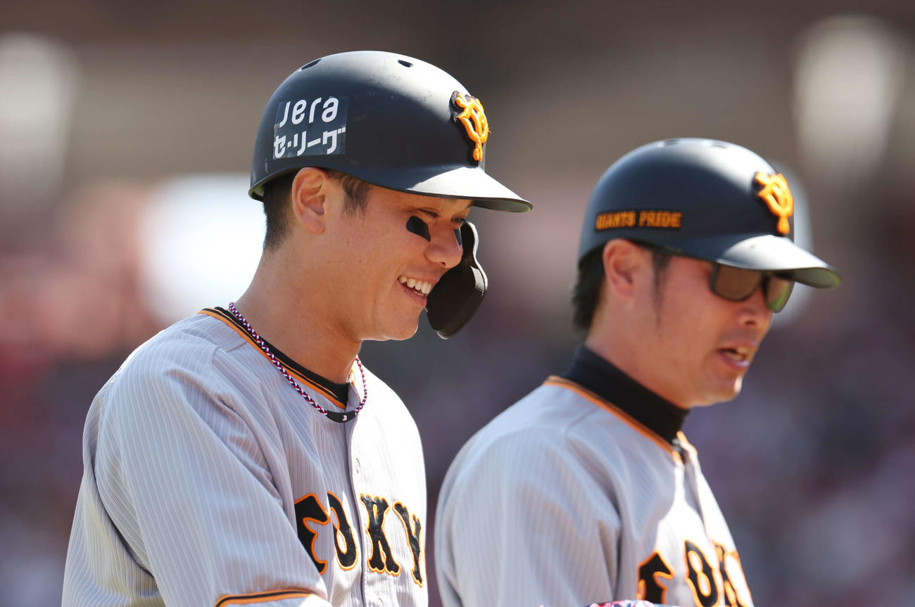 広島対巨人　3回表巨人2死、左前打を放ち、笑顔を見せる坂本。右は亀井打撃コーチ（撮影・宮地輝）