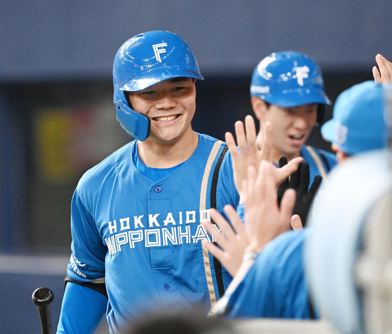 オリックス対日本ハム　1回表日本ハム無死一、二塁、今季1号本塁打を放った清宮は笑顔でナインとタッチ（撮影・和賀正仁）