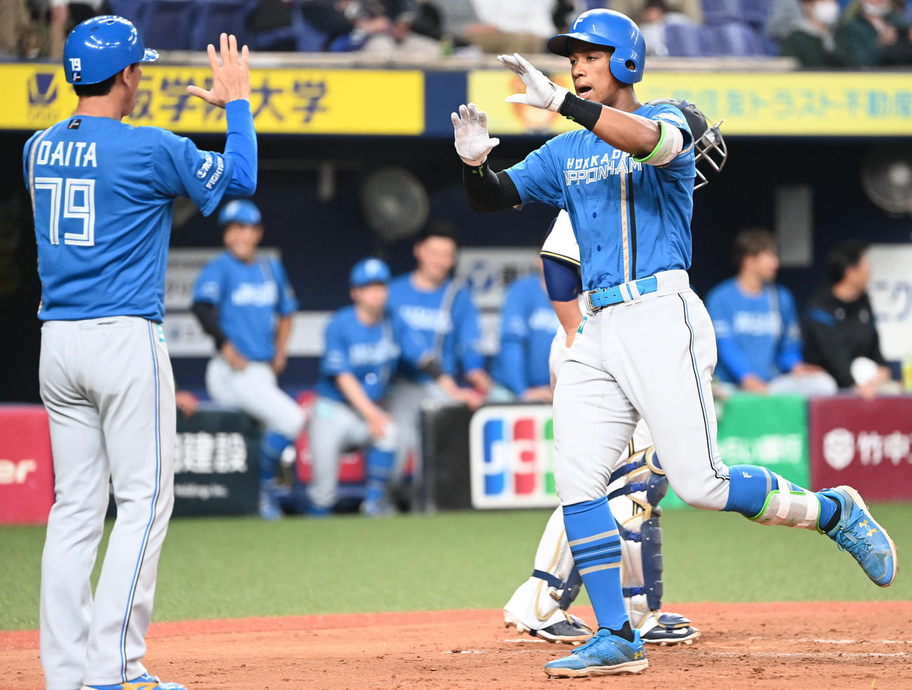オリックス対日本ハム　3回表日本ハム無死、左越え本塁打を放ち生還する万波（撮影・和賀正仁）