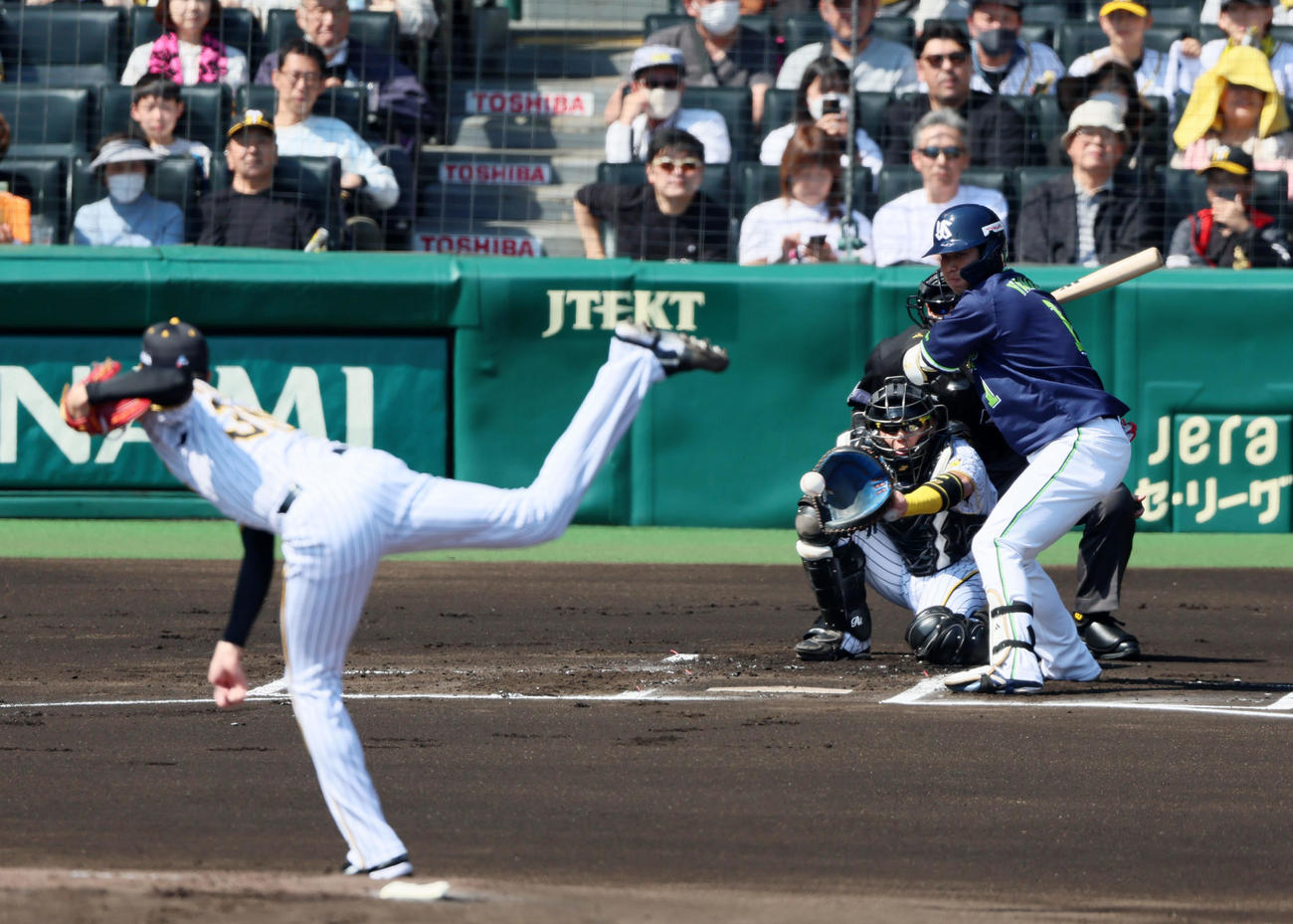 阪神対ヤクルト　1回表ヤクルト2死、三振に倒れる山田。投手は才木（撮影・加藤哉）
