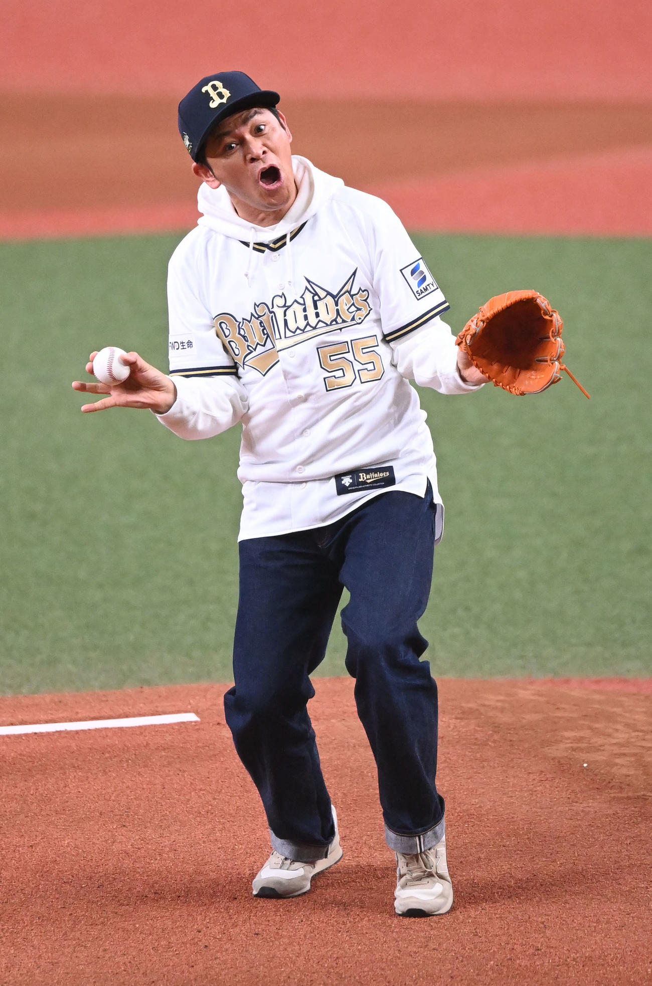 オリックス対日本ハム　特別始球式を行う「ますだおかだ」の岡田圭右（撮影・和賀正仁）