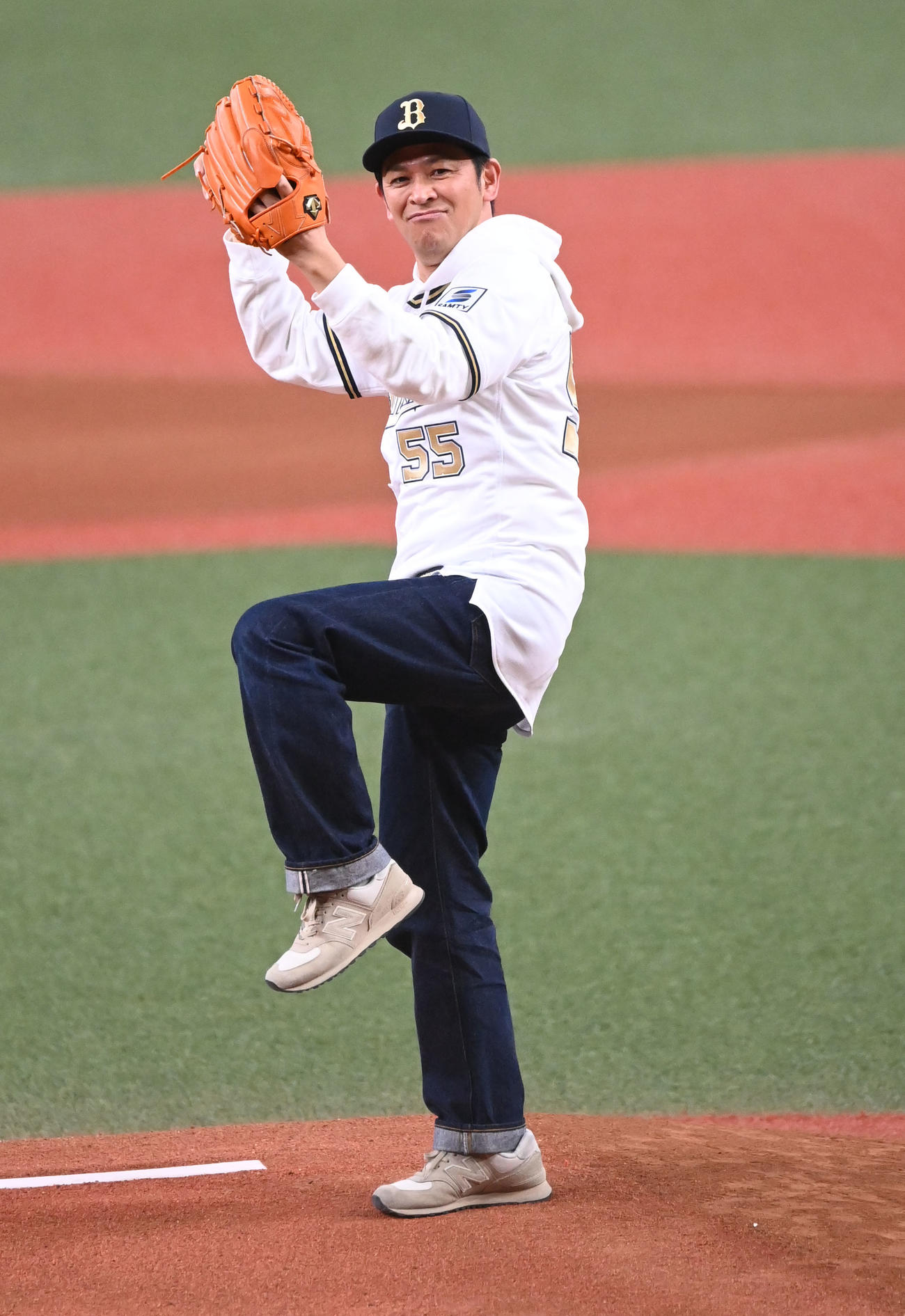 オリックス対日本ハム　特別始球式を行う「ますだおかだ」の岡田圭右（撮影・和賀正仁）