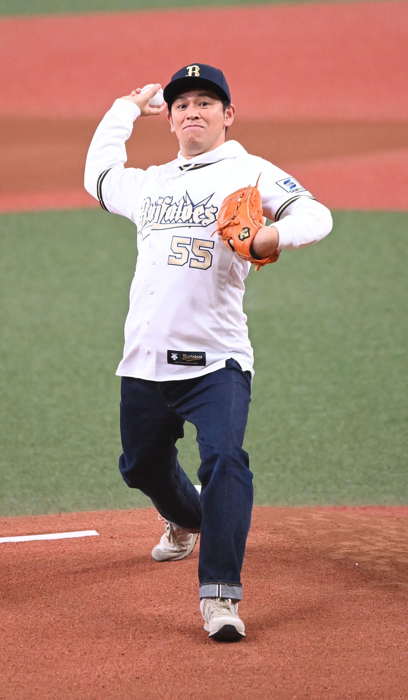 オリックス対日本ハム　特別始球式を行う「ますだおかだ」の岡田圭右（撮影・和賀正仁）