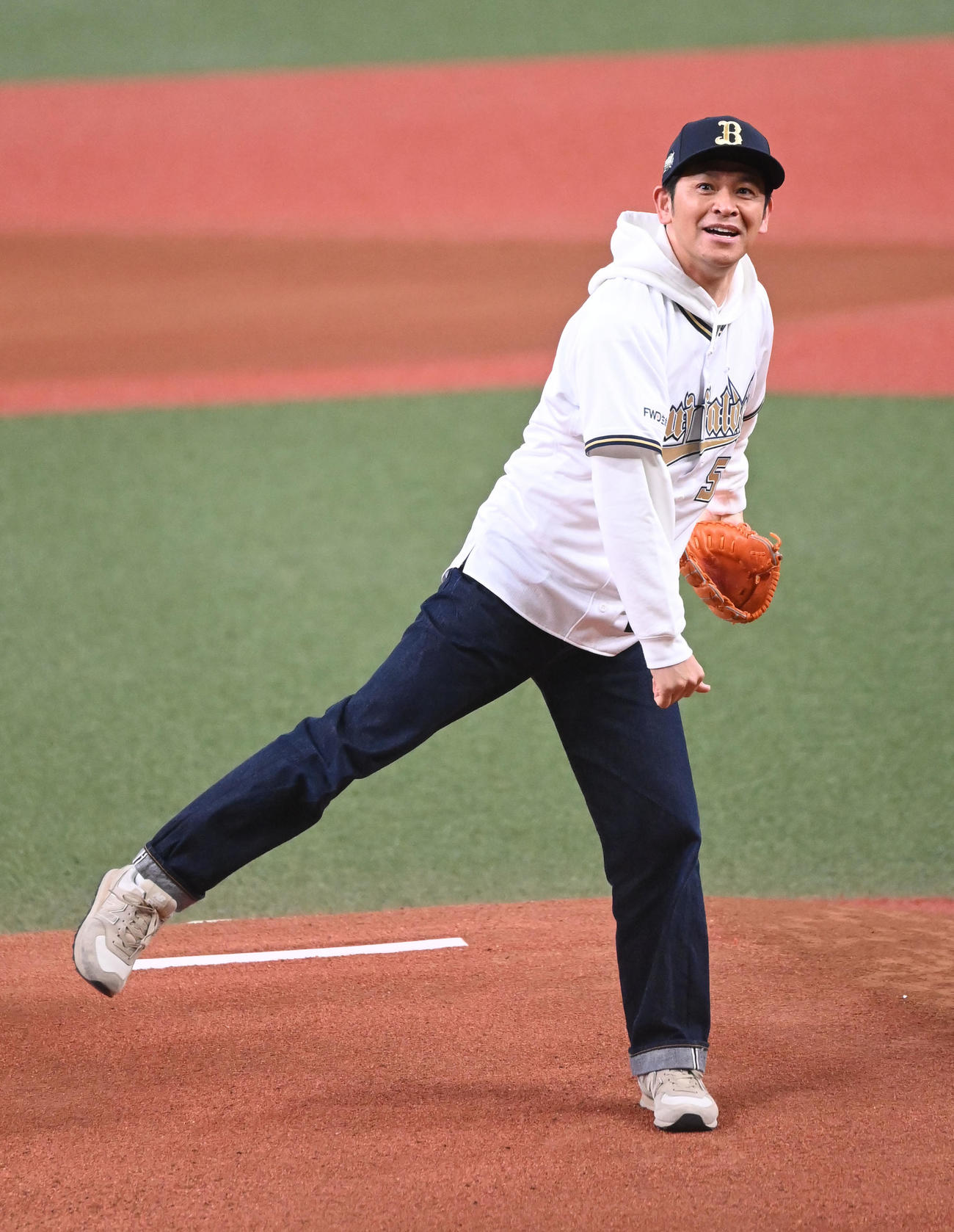 オリックス対日本ハム　特別始球式を行う「ますだおかだ」の岡田圭右（撮影・和賀正仁）