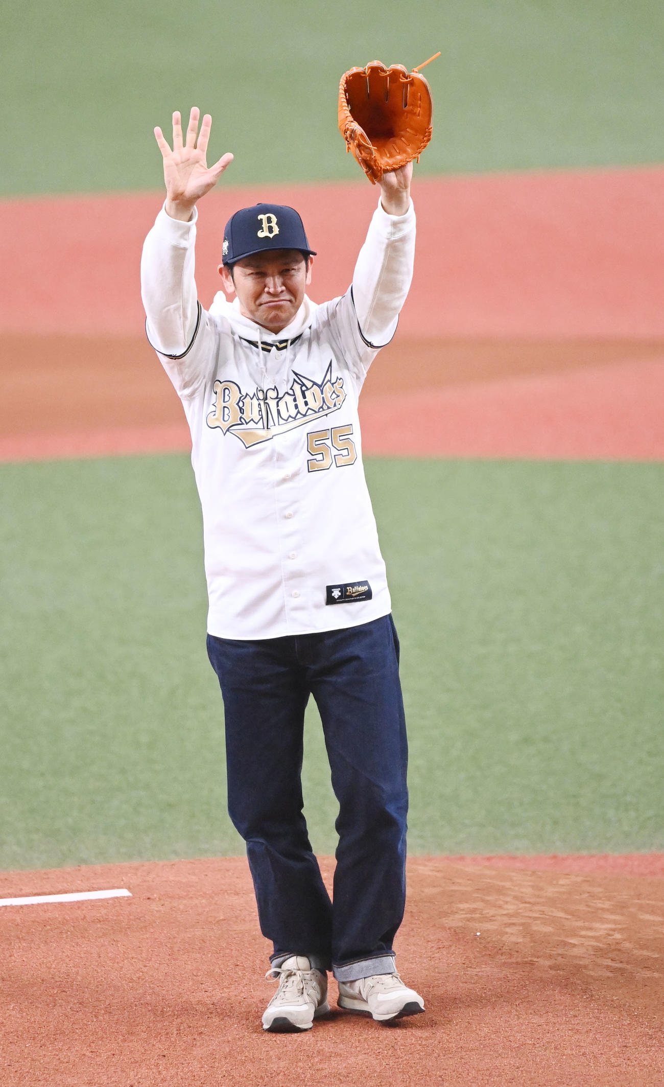 オリックス対日本ハム　特別始球式を行う「ますだおかだ」の岡田圭右（撮影・和賀正仁）