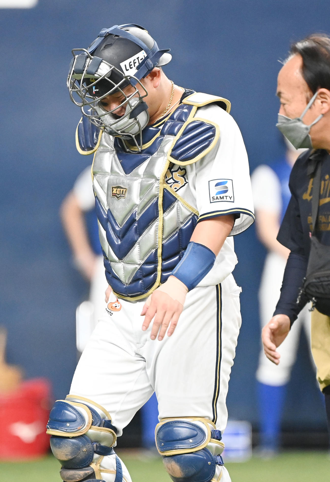オリックス対日本ハム　8回裏オリックス無死、打者矢沢の時、投球を体に受け交代する森（撮影・和賀正仁）