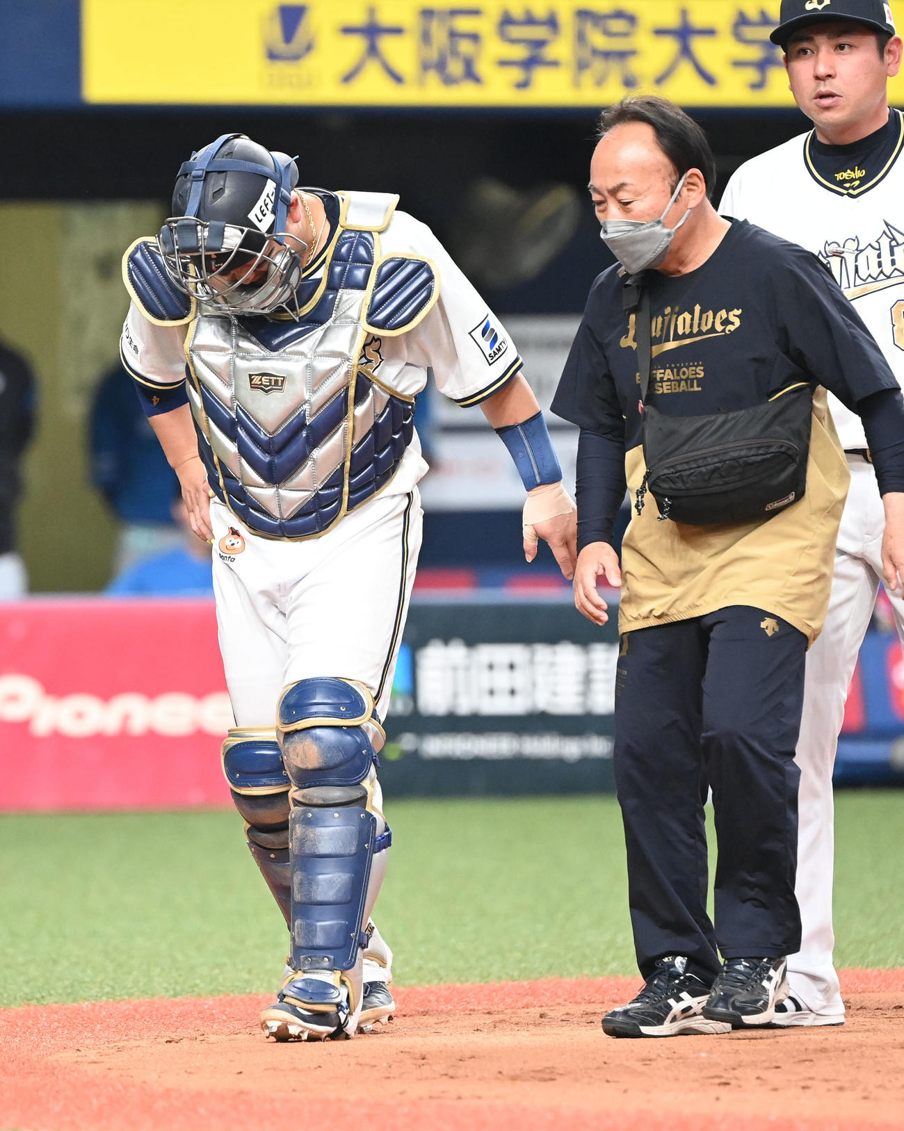 オリックス対日本ハム　8回裏オリックス無死、打者矢沢の時、投球を体に受け交代する森（撮影・和賀正仁）