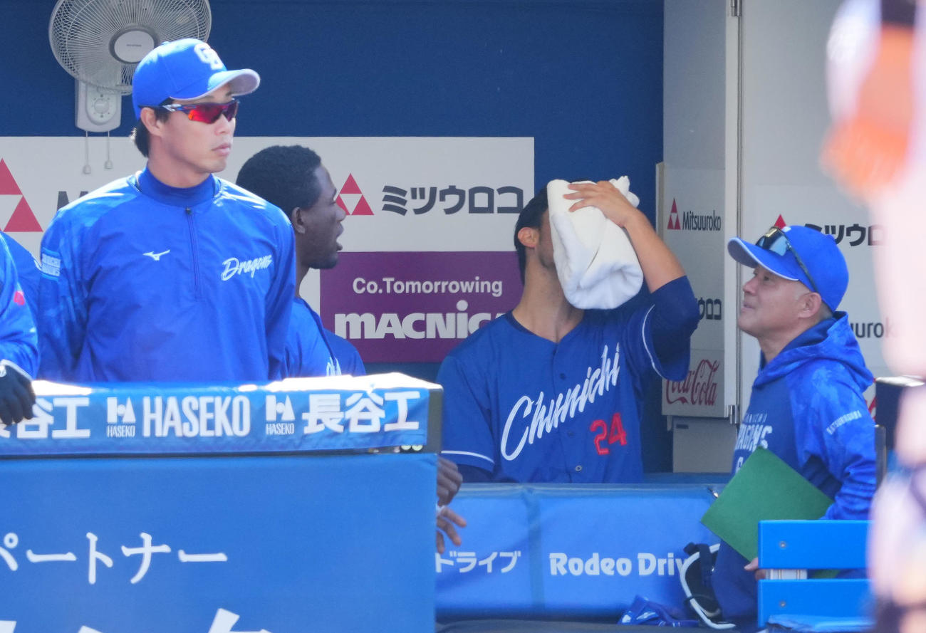 DeNA対中日　1回裏、6失点を喫しベンチに戻った中日福谷（中央）はベンチでがっくりと肩を落とす（撮影・垰建太）