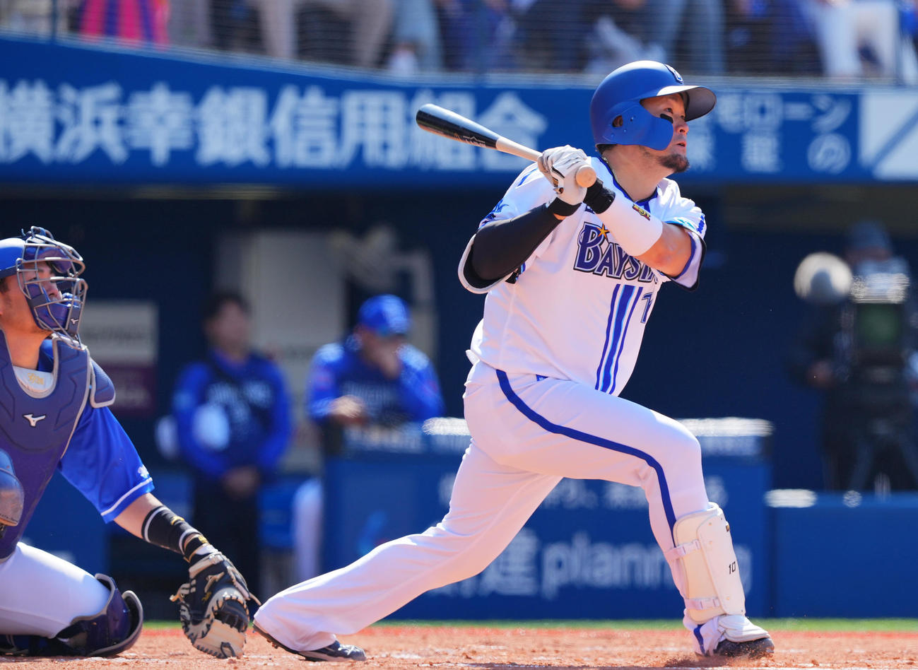 DeNA対中日　1回裏DeNA2死二塁2死二塁、右越え2点本塁打を放つ戸柱（撮影・垰建太）