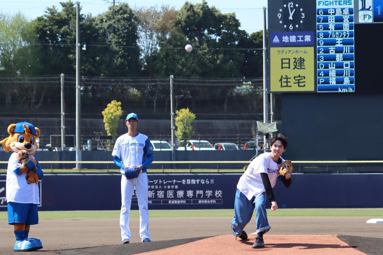始球式でノーバウンド投球を披露した百瀬さん（球団提供）