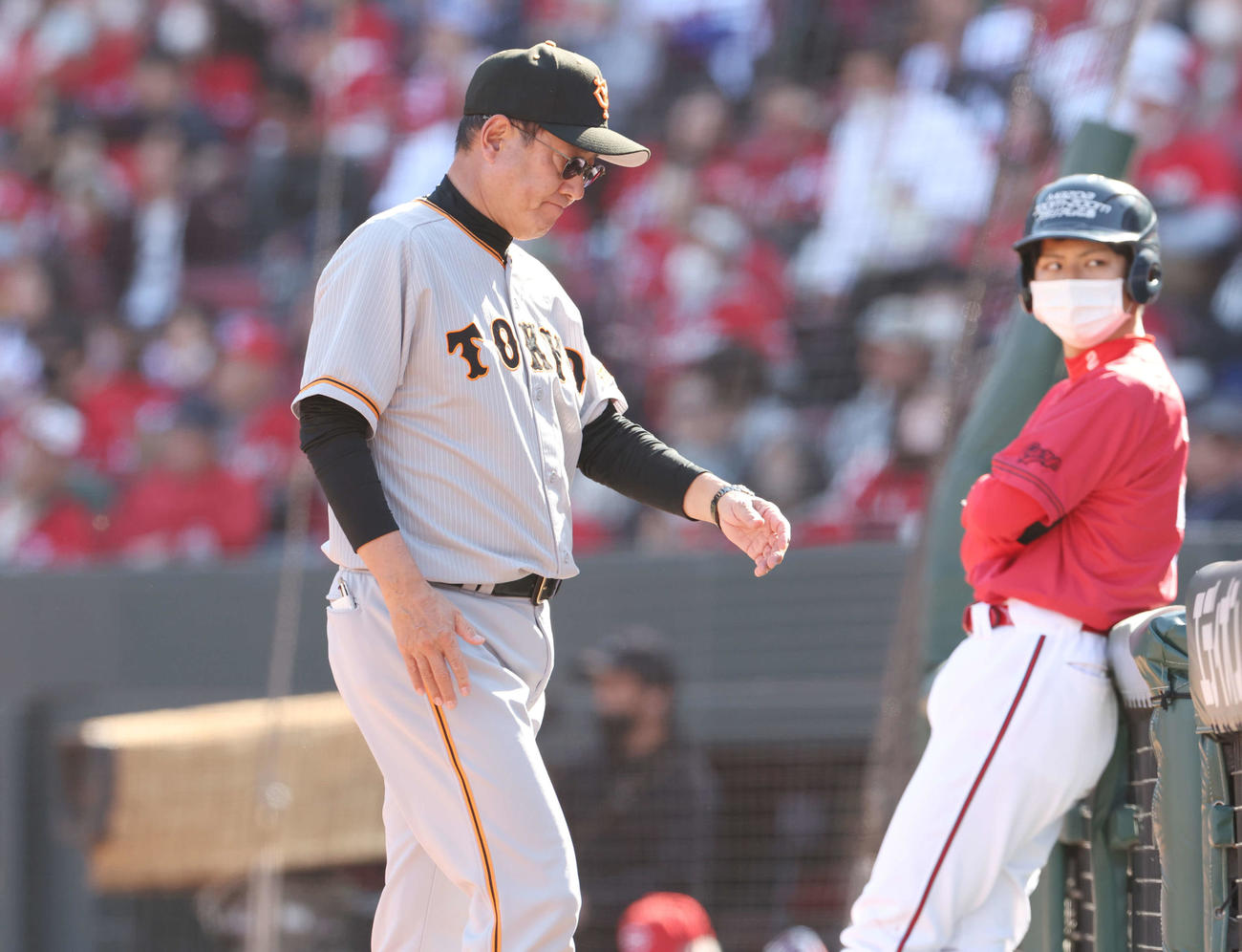 広島対巨人　7回選手交代を伝え、下を向いてベンチに下がる原監督（撮影・宮地輝）