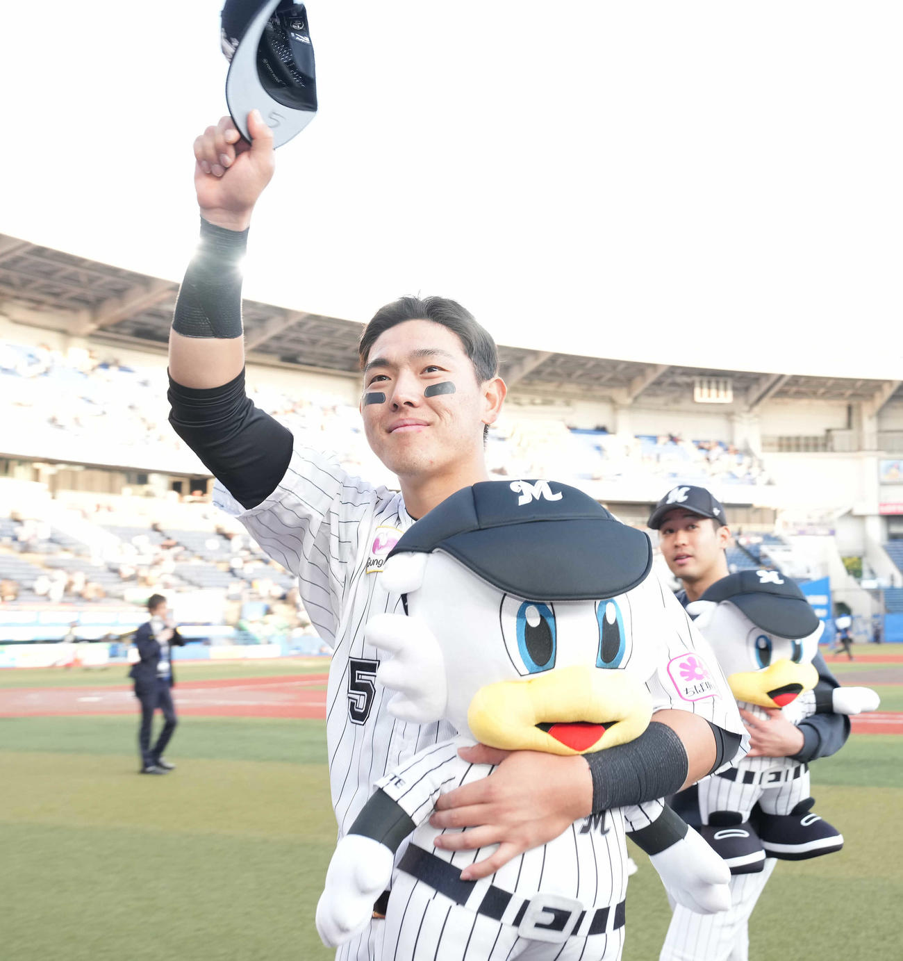 ロッテ対楽天　5連勝し、ファンの声援に応えるロッテ安田。奥は種市（撮影・鈴木みどり）