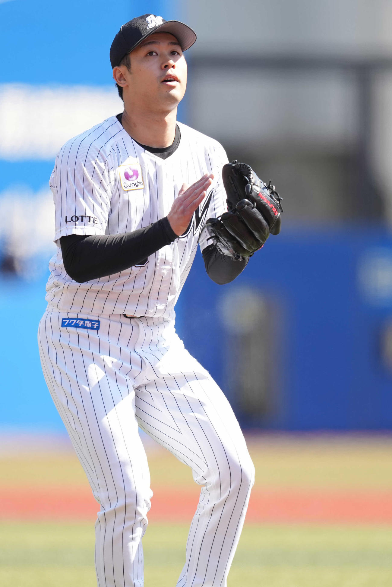 ロッテ対楽天　1回表楽天無死一塁、小深田を一ゴロ併殺に仕留め、グラブをたたく種市（撮影・鈴木みどり）