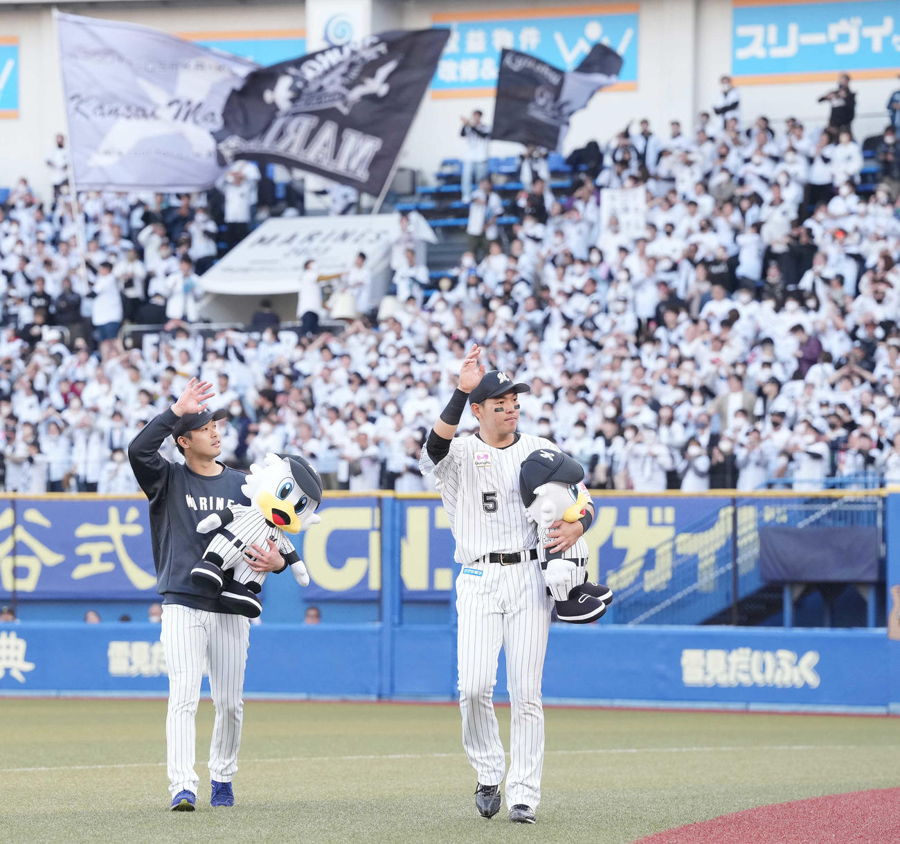 ロッテ対楽天　5連勝し、ファンの声援に応えるロッテ種市（左）と安田（撮影・鈴木みどり）