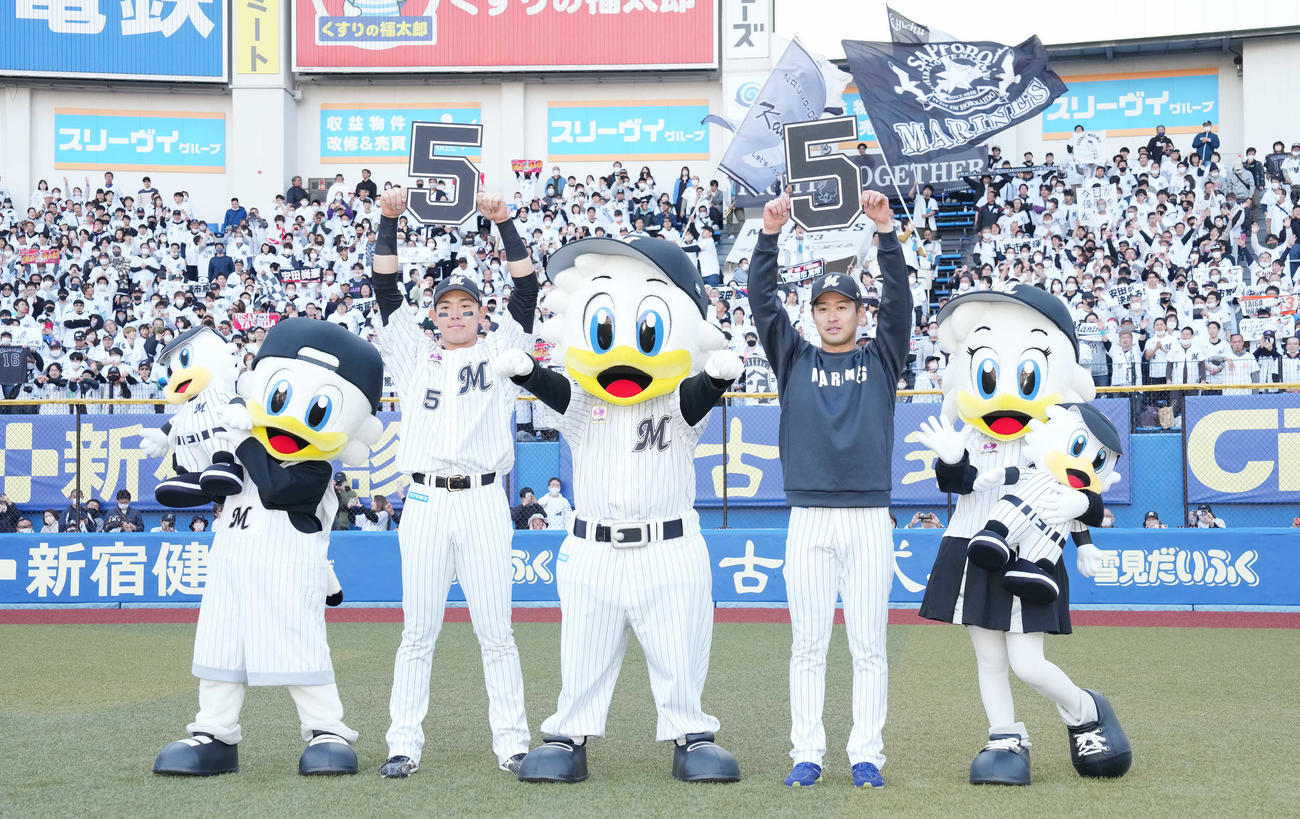 ロッテ対楽天　5連勝し、ファンの前で5のボードを掲げるロッテ種市（右）と安田（撮影・鈴木みどり）