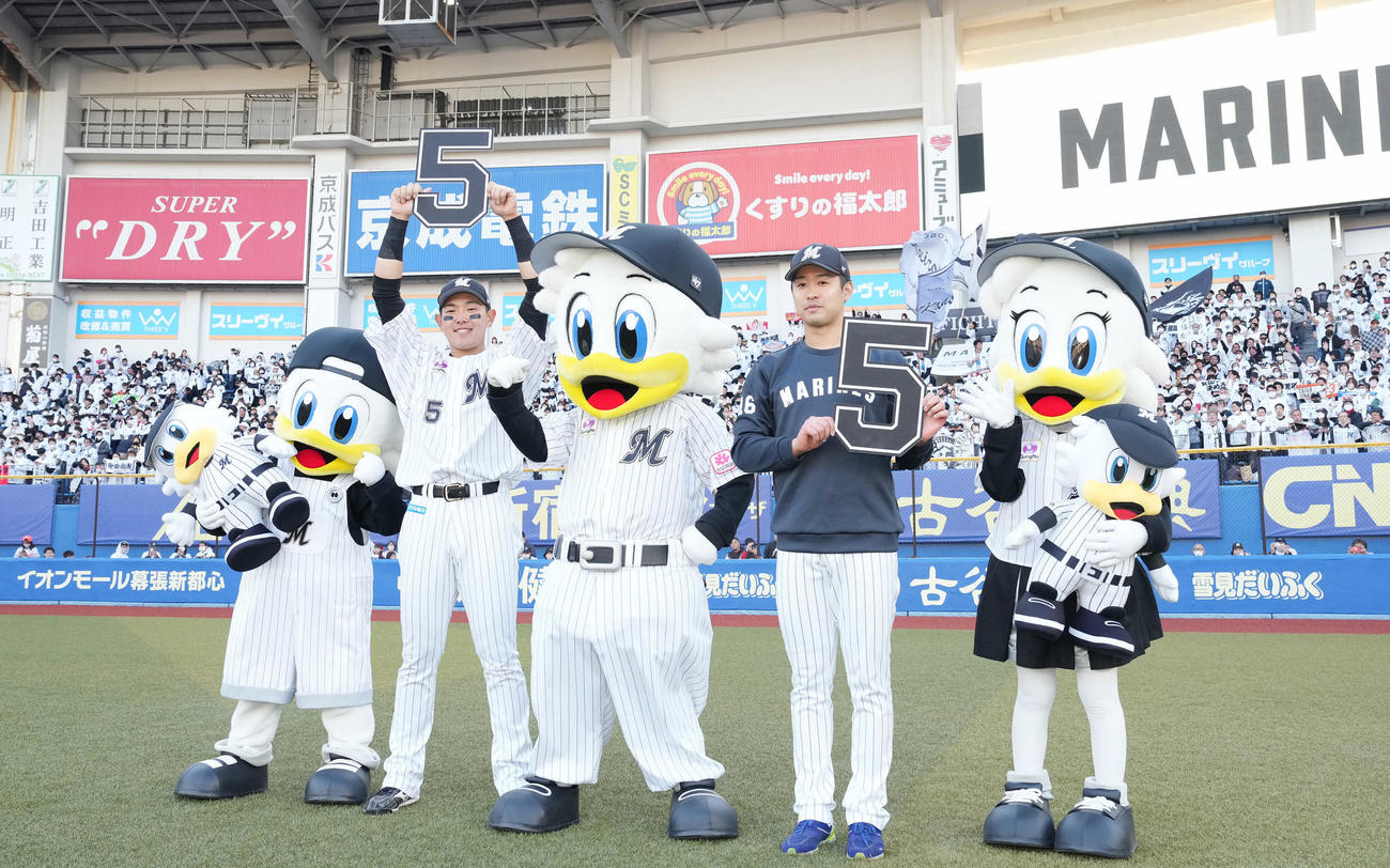 ロッテ対楽天　5連勝し、ファンの前で5を掲げるロッテ種市（右）と安田（撮影・鈴木みどり）