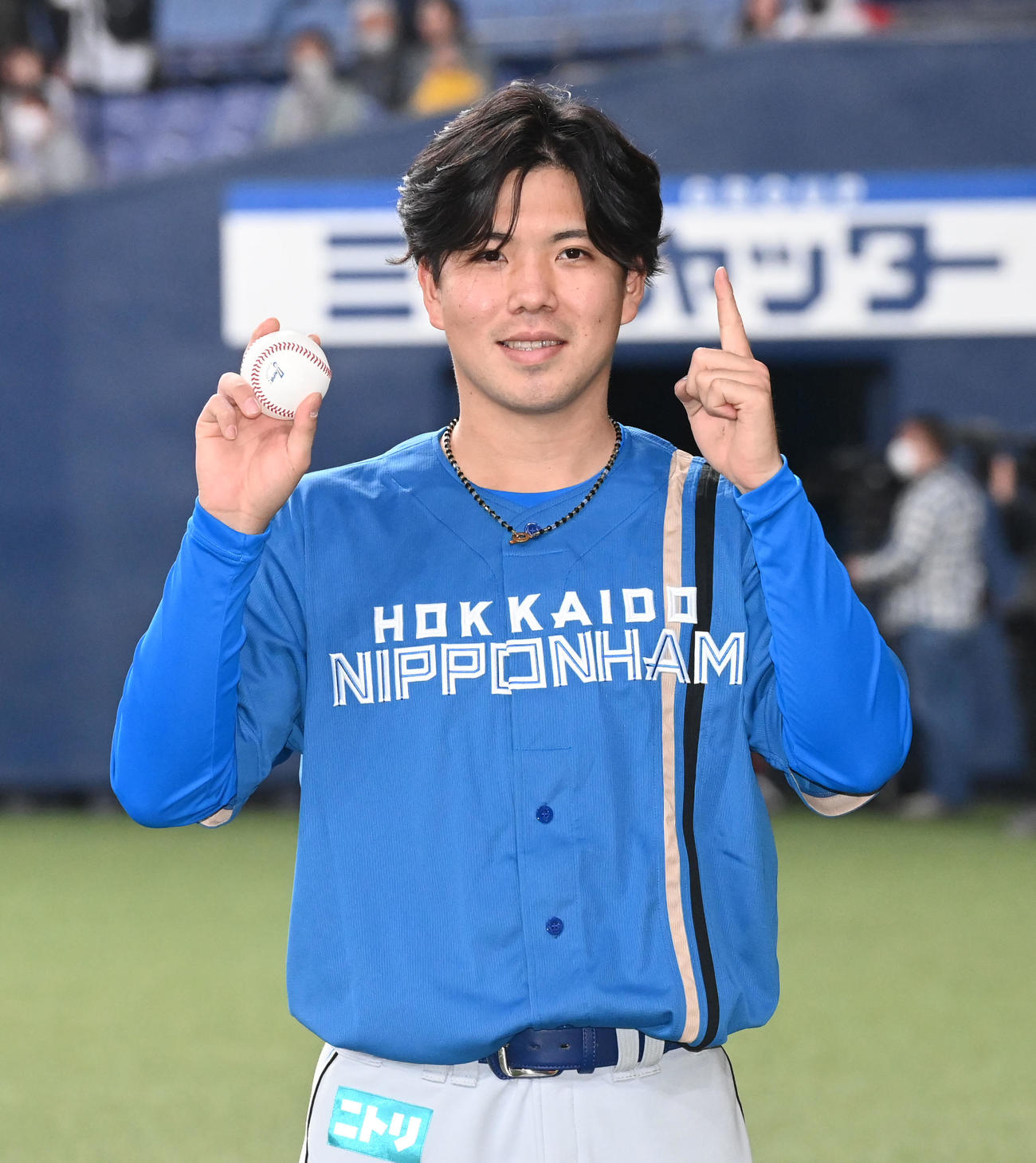 オリックス対日本ハム　プロ初勝利を挙げポーズを取る日本ハム金村（撮影・和賀正仁）