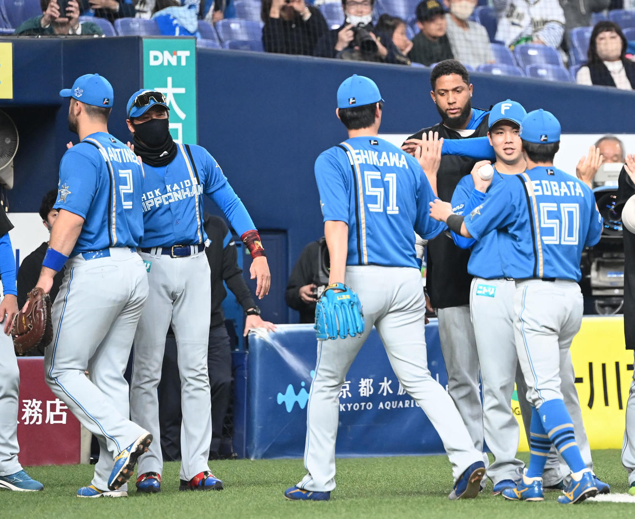オリックス対日本ハム　オリックスに勝利し石川直からウイニングボールを受け取る金村、左から2人目は新庄監督（撮影・和賀正仁）