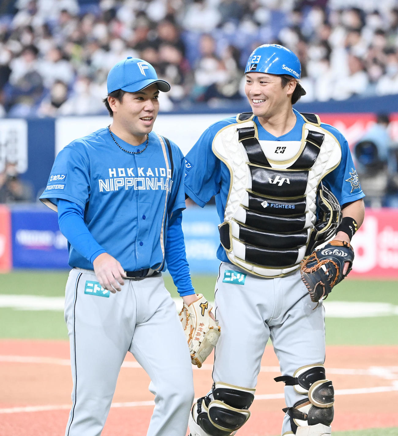 オリックス対日本ハム　初回のピンチを最少失点でしのぎ捕手伏見（右）と笑顔を見せる日本ハム金村（撮影・和賀正仁）