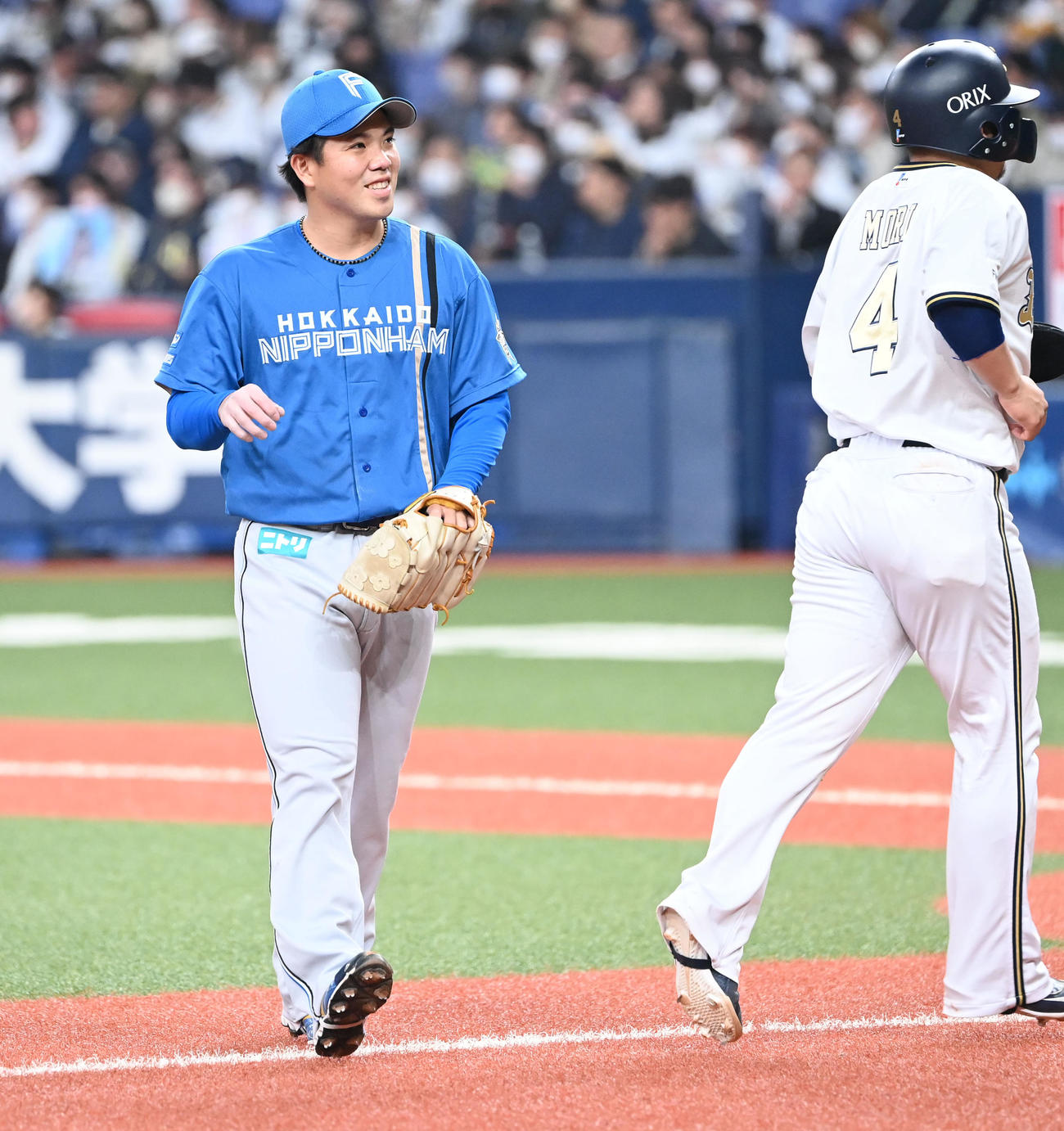 オリックス対日本ハム　初回のピンチを最少失点でしのぎ笑顔を見せる日本ハム金村（撮影・和賀正仁）