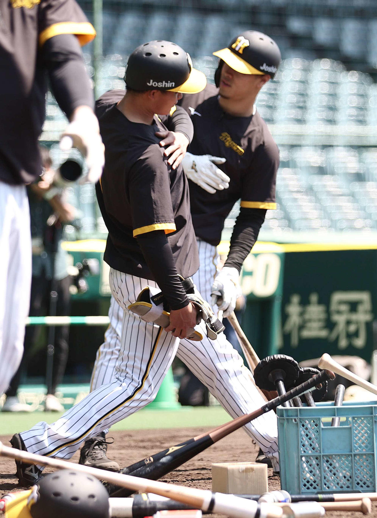 阪神対ヤクルト　佐藤輝（右）と打撃の話しをする森下（撮影・上田博志）